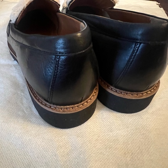 Andre Assous Black Leather “Porsha” Loafer topped with faux fur shearling - Picture 4 of 9